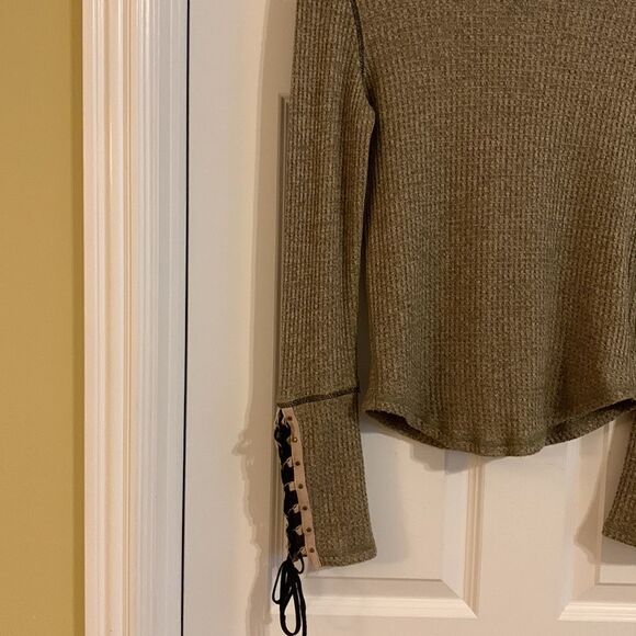 Free People Sz Medium mountaineer cuff T-shirt w/lace up/down sleeve option. - Picture 5 of 10